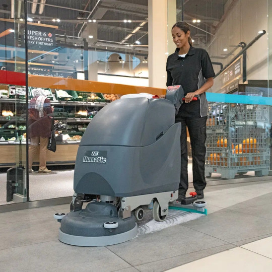 Autolaveuse à batterie Numatic TBL4045 50Ah100Ah dans magasin