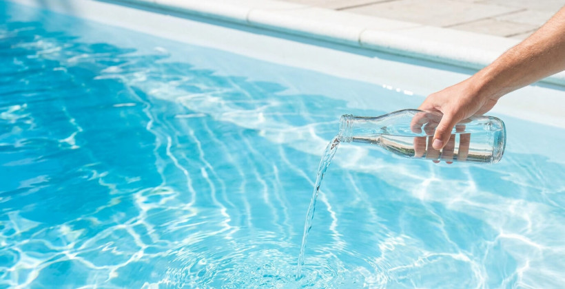 Tout savoir sur le stabilisant piscine pour une eau saine