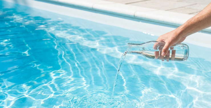 Tout savoir sur le stabilisant piscine pour une eau saine