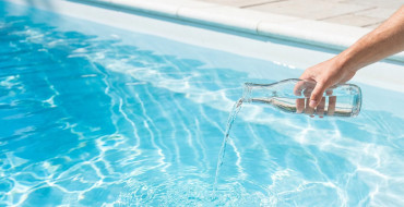 Tout savoir sur le stabilisant piscine pour une eau saine