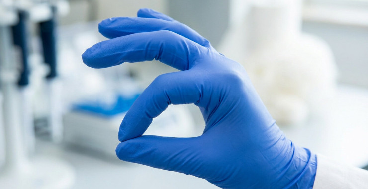 Gants nitrile : avantages et supériorité face au latex